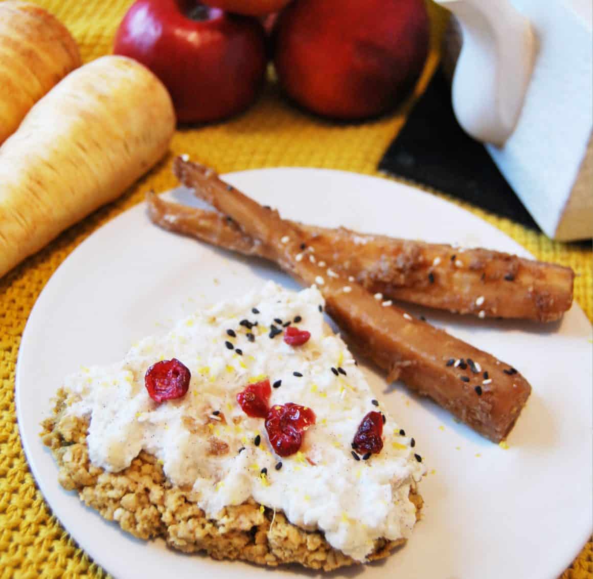 Biscuit avoine-citron, crème chantilly coco, et panais rôti