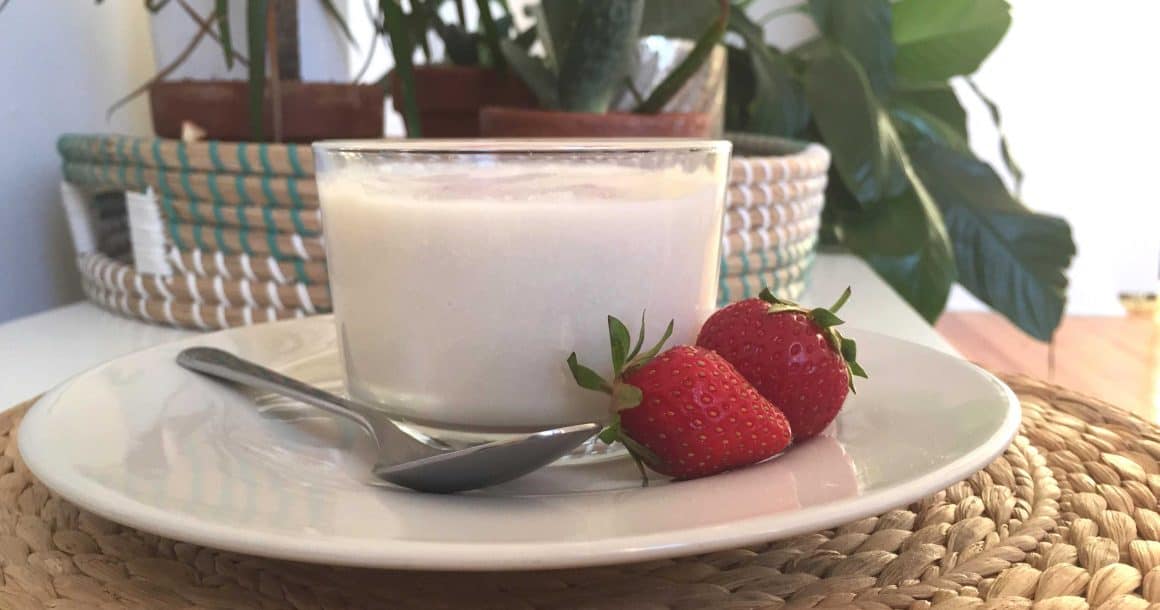 Crème dessert à la noix de coco et fraises du Québec
