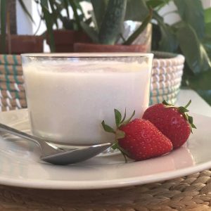 Crème dessert à la noix de coco et fraises du Québec