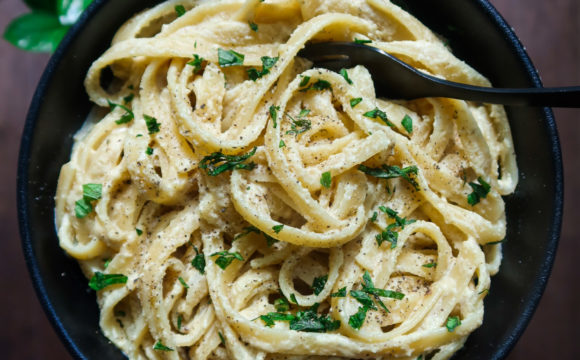 Fettuccine Alfredo végétalien à l’ail